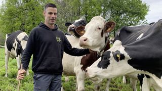 Vincent Bordas, 45 ans, travaille seul sur sa ferme depuis le départ à la retraite de son père. "Mon but est de traire 50 vaches laitières toute l’année, avec 8 000 à 9 000 l par vache. Je pourrais aller à 11 000 techniquement, mais je ne veux pas." Lorsqu’il s’est installé, le département comptait 300 éleveurs, il en reste une centaine.